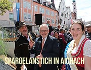 Paul Gamperl vom Waglerhof, Aichachs 1. Bgm. Klaus Habermann und Spargelkönigin Isabella I. beim Spargel- und Spezialiutäten und Streetfoodmarkt Aichach 2018  (©Foto: Martin Schmitz)